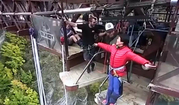 大媽到紐西蘭旅遊玩高空彈跳「把Jump聽成叫」結果叫了2分鐘,教練快被弄到崩潰!