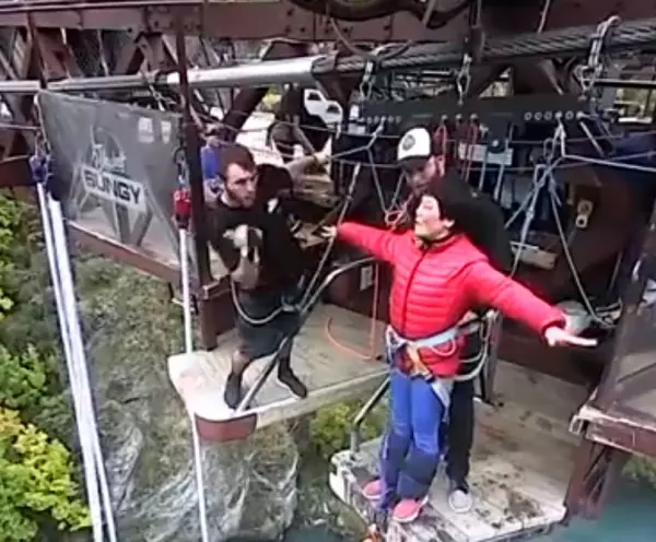 大媽到紐西蘭旅遊玩高空彈跳「把Jump聽成叫」結果叫了2分鐘,教練快被弄到崩潰!