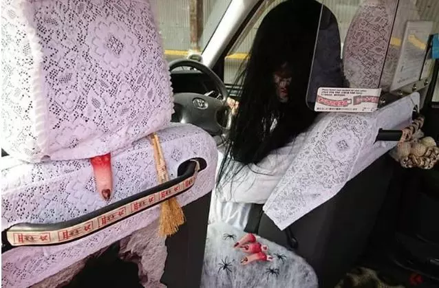 光天化日也見鬼?!鬼屋計程車你膽敢搭乘嗎?網友:我會嚇到打鬼吧XDDDD