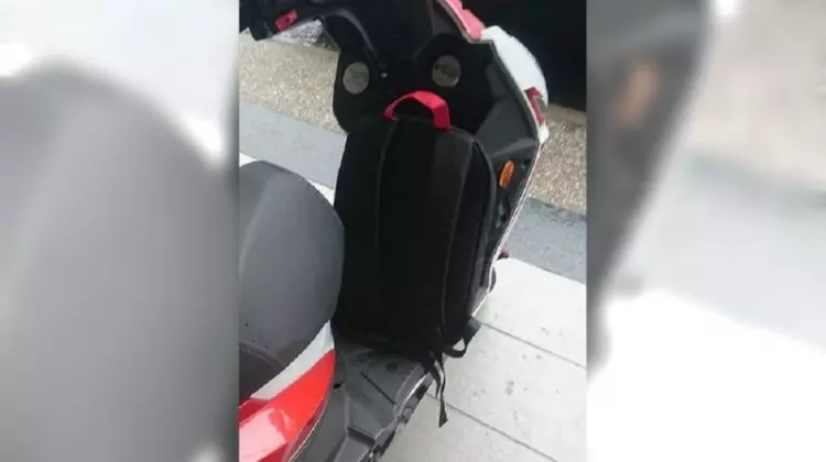 機車踏板出現陌生包包!他秒起疑問「一旁滑手機先生」…手法細思極恐快分享出去!