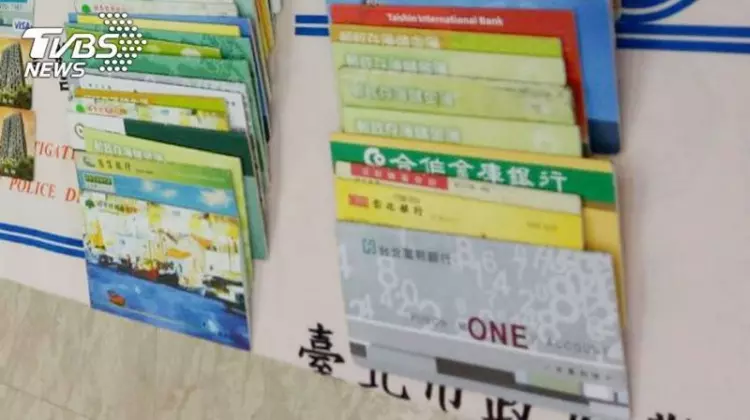 持17本存摺太可疑!男大生被懷疑車手...遭3警包圍盤查30分怒提告!網挺警:可疑就該查