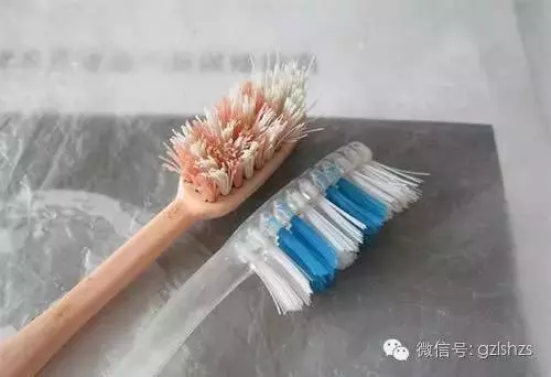 地上頭髮總掃不乾凈,還粘在掃帚上,教你「這一招」輕鬆搞定!!