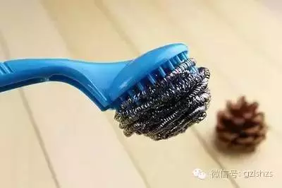 地上頭髮總掃不乾凈,還粘在掃帚上,教你「這一招」輕鬆搞定!!