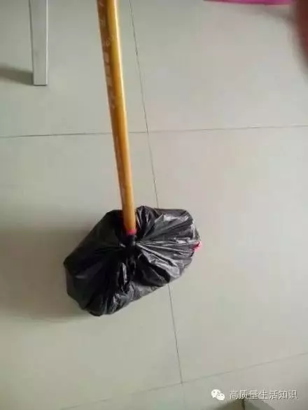 地上頭髮總掃不乾凈,還粘在掃帚上,教你「這一招」輕鬆搞定!!
