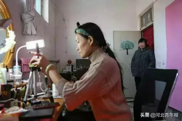 河北農村女子直播「易容術」,一人扮演整個娛樂圈,央視走紅月入六位數