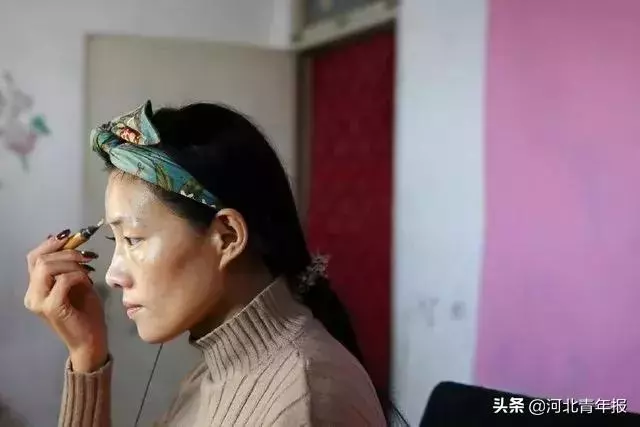 河北農村女子直播「易容術」,一人扮演整個娛樂圈,央視走紅月入六位數