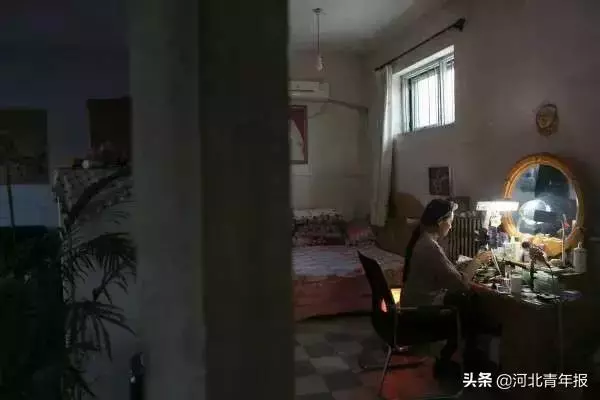 河北農村女子直播「易容術」,一人扮演整個娛樂圈,央視走紅月入六位數