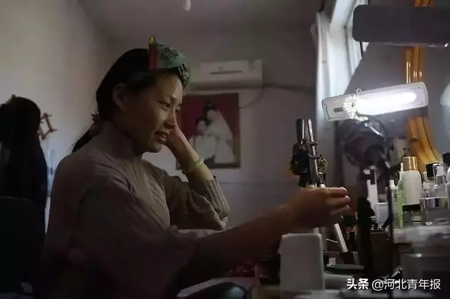 河北農村女子直播「易容術」,一人扮演整個娛樂圈,央視走紅月入六位數
