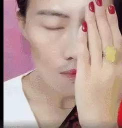 河北農村女子直播「易容術」,一人扮演整個娛樂圈,央視走紅月入六位數