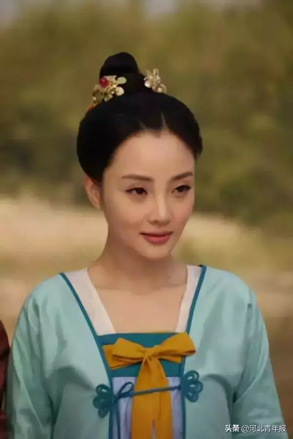 河北農村女子直播「易容術」,一人扮演整個娛樂圈,央視走紅月入六位數