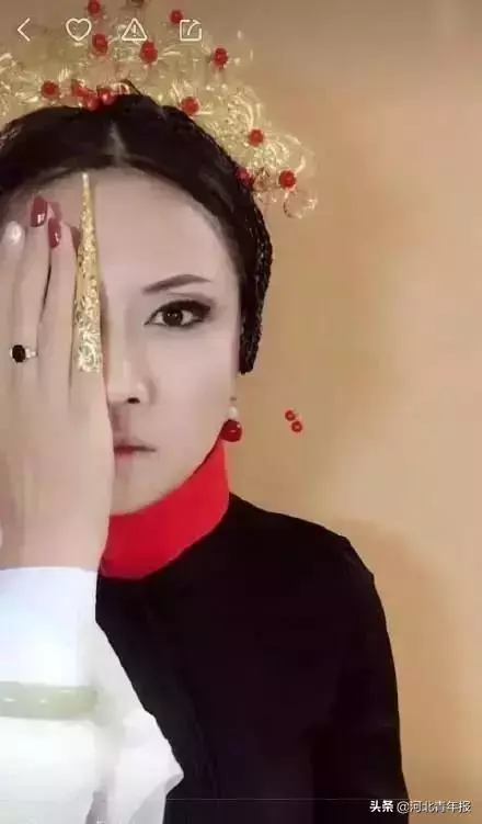 河北農村女子直播「易容術」,一人扮演整個娛樂圈,央視走紅月入六位數