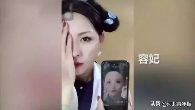 河北農村女子直播「易容術」,一人扮演整個娛樂圈,央視走紅月入六位數