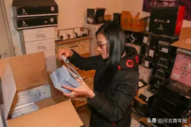 河北農村女子直播「易容術」,一人扮演整個娛樂圈,央視走紅月入六位數