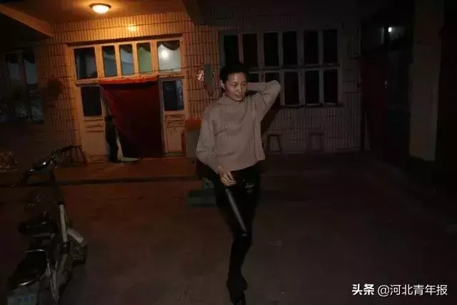 河北農村女子直播「易容術」,一人扮演整個娛樂圈,央視走紅月入六位數