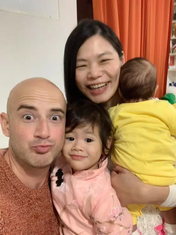 吳鳳「想分享二次當爸喜悅」妹妹毅然從土耳其來台,「姑姑抱小姪女」讓他感動:這就是家人團圓!