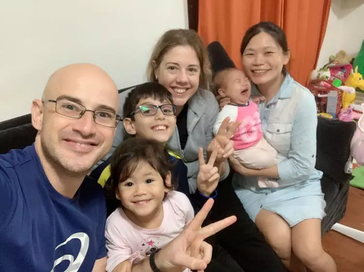吳鳳「想分享二次當爸喜悅」妹妹毅然從土耳其來台,「姑姑抱小姪女」讓他感動:這就是家人團圓!