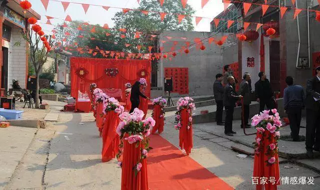 參加父親六十歲壽宴,走時弟媳給我打包了袋剩菜,回家一看哭了