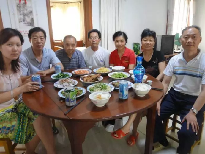 參加父親六十歲壽宴,走時弟媳給我打包了袋剩菜,回家一看哭了