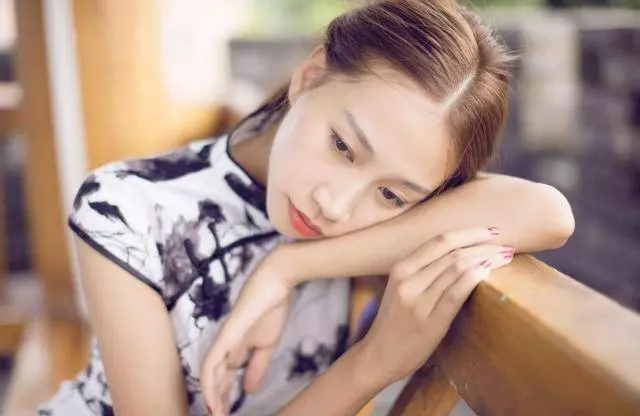 參加父親六十歲壽宴,走時弟媳給我打包了袋剩菜,回家一看哭了
