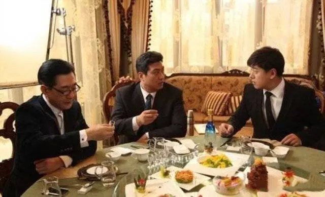 兒子過年往家寄一萬八,父親卻說錢不夠花,回家打開抽屜愣住