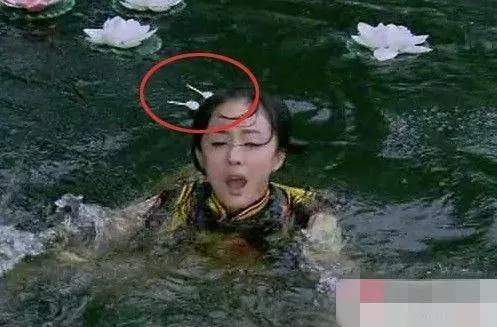 這些15個鏡頭穿幫得太容易被發現了吧!#15. 大清皇宮的自來水管