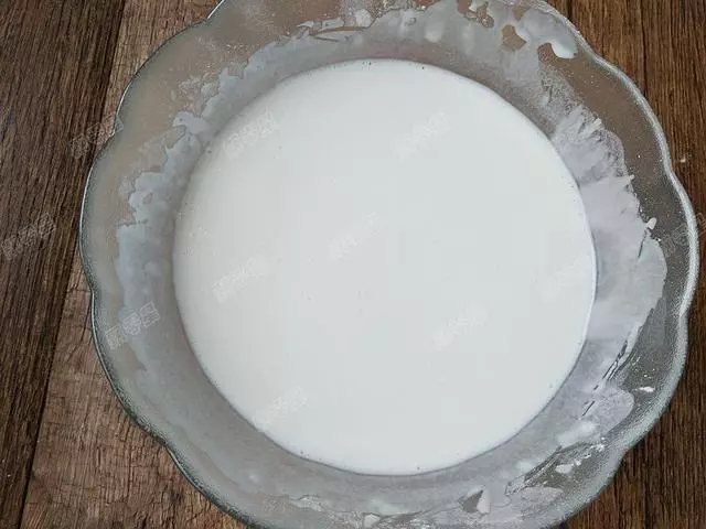 1碗麵粉1碗水,一攪一蒸就能成,鬆軟香甜,是小時候的味道