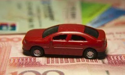 弟弟買車媽讓我出十萬,我拿出一張欠條,爸追著弟弟屁股打