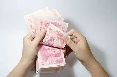 弟弟買車媽讓我出十萬,我拿出一張欠條,爸追著弟弟屁股打