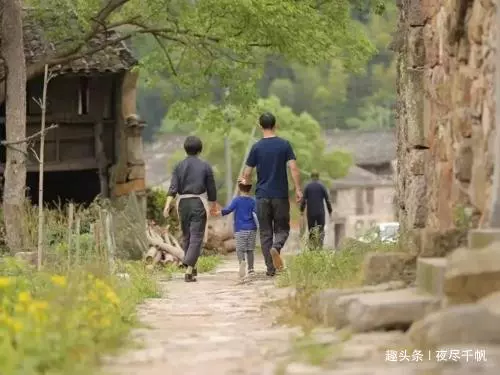 四歲的啞巴兒子忽然對父親說:你後背有個人,想不到救了爸爸一命