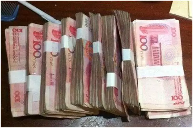 丈夫同學生意破產,沒人借錢,唯獨丈夫借給他,隔天丈夫蒙了
