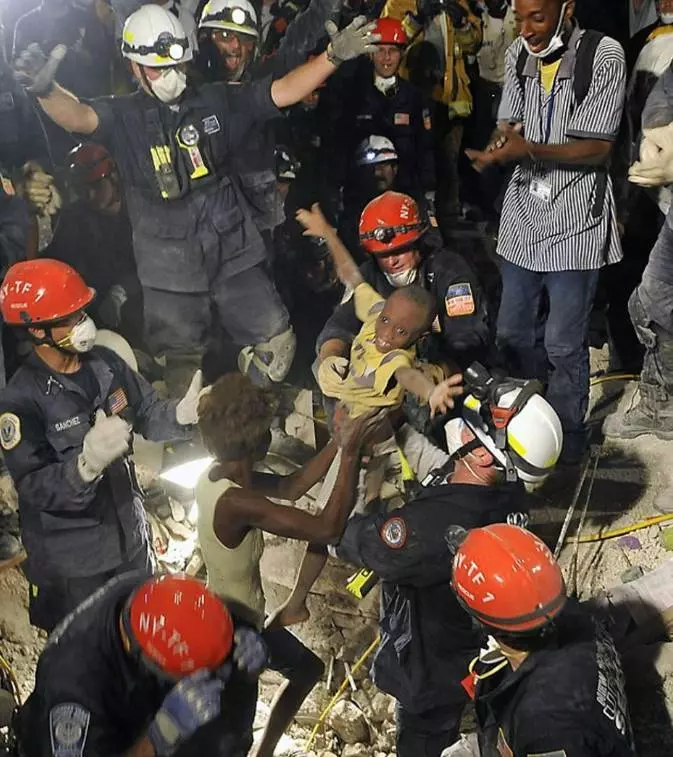 史上最會震撼你眼球的16張超震驚照片...#1. 海地大地震