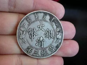 大年初一家裡米缸裡放三枚硬幣,財運滾滾來,有錢人家裡早有了