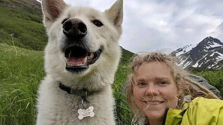 21歲登山妹腳滑跌谷遇「白色巨大猛獸」以為沒望 牠卻露傻憨萌笑:需要幫忙嗎?