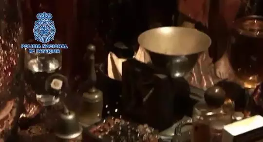 偷偷到警局傳信...巴西「賣身體集團」遭破 桌上充滿黑魔法物品:不聽話就處罰!