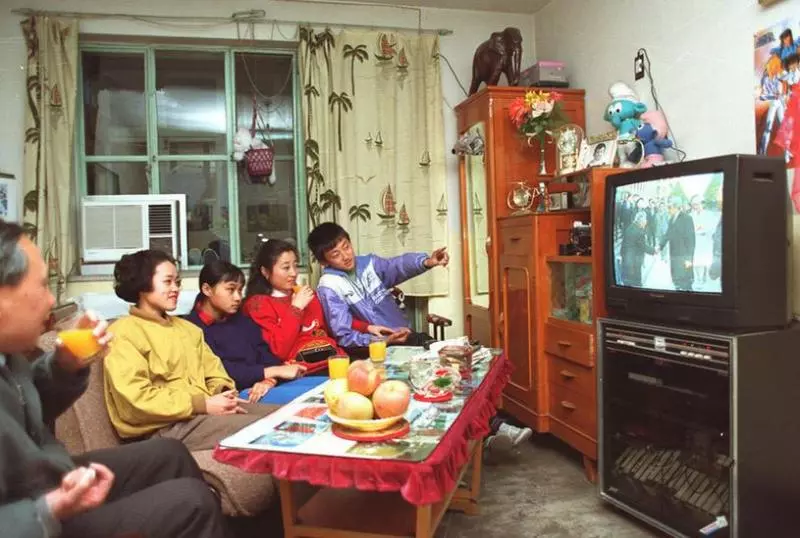 80年代土豪照「怎麼覺得有點眼熟」 14張幸福灑錢照證明:2018年真的過得好苦啊!