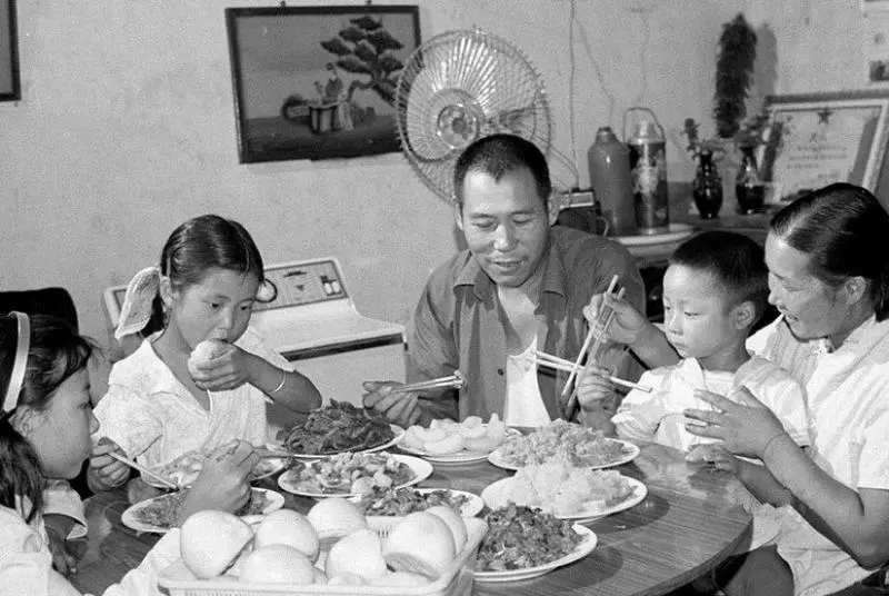 80年代土豪照「怎麼覺得有點眼熟」 14張幸福灑錢照證明:2018年真的過得好苦啊!