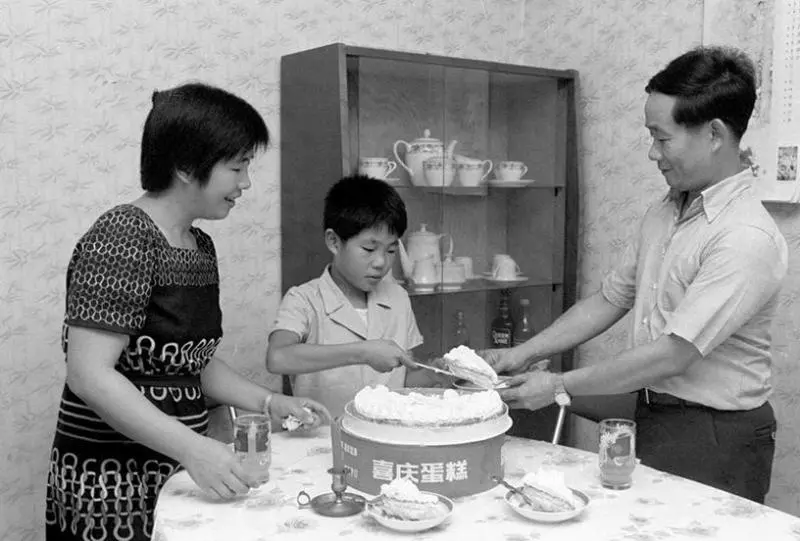 80年代土豪照「怎麼覺得有點眼熟」 14張幸福灑錢照證明:2018年真的過得好苦啊!