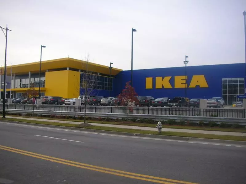 方向標的重要性!打烊時間到了卻「沒半個人走出IKEA」 孕婦差點在地毯生小孩!