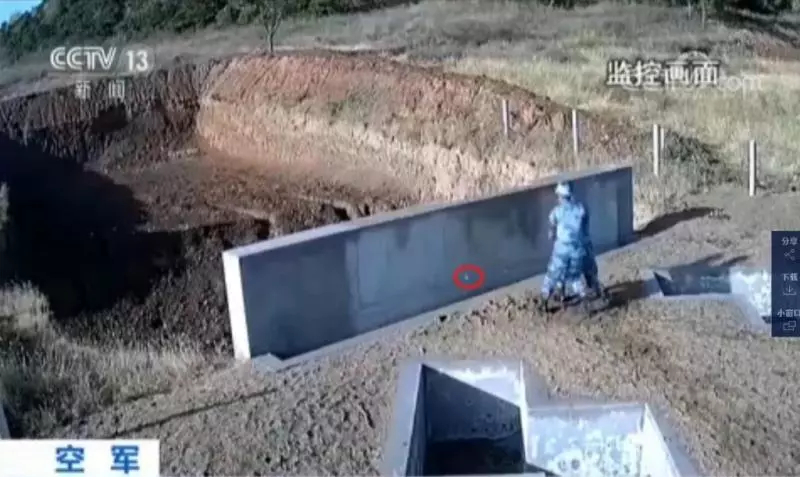 解放軍菜鳥太緊張!「人生最狂一彈」敲到防護牆又彈回來 班長嚇到秒抱他倒洞…驚險3秒鐘