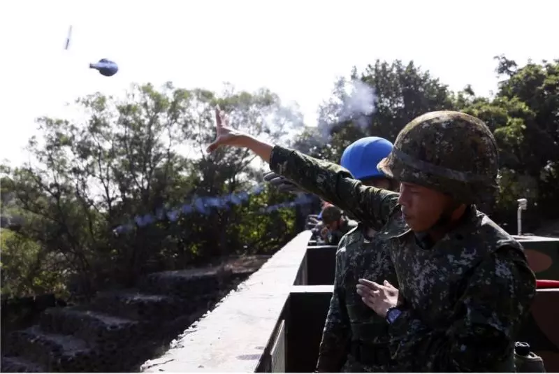 解放軍菜鳥太緊張!「人生最狂一彈」敲到防護牆又彈回來 班長嚇到秒抱他倒洞…驚險3秒鐘
