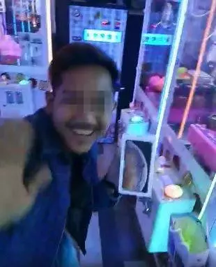 大馬男子千辛萬苦夾到iPhone, 結果打開盒子竟是「這些東西」!? 網民: 騙好大!