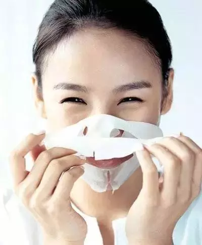 「使用面膜的8大錯誤」!長期用錯方法會讓你「夜老10歲」!