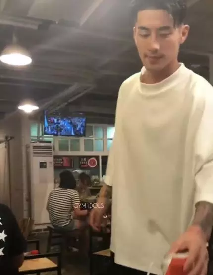 中國爆紅火鍋店"小鮮肉"老闆? 長得像明星, 越看越覺得帥氣?? 網民: 還缺老闆娘嗎?