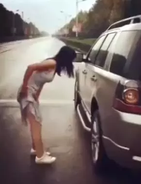 路上遇見一女子,彎腰站在車前,原以為她在照鏡子,當她打開車門的一瞬間讓人一陣心酸差點落了淚