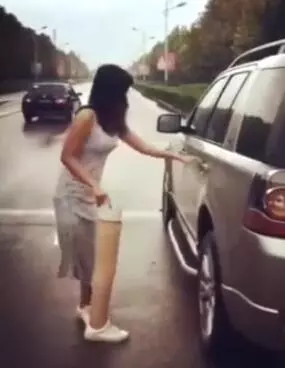 路上遇見一女子,彎腰站在車前,原以為她在照鏡子,當她打開車門的一瞬間讓人一陣心酸差點落了淚