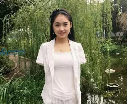 路上遇見一女子,彎腰站在車前,原以為她在照鏡子,當她打開車門的一瞬間讓人一陣心酸差點落了淚