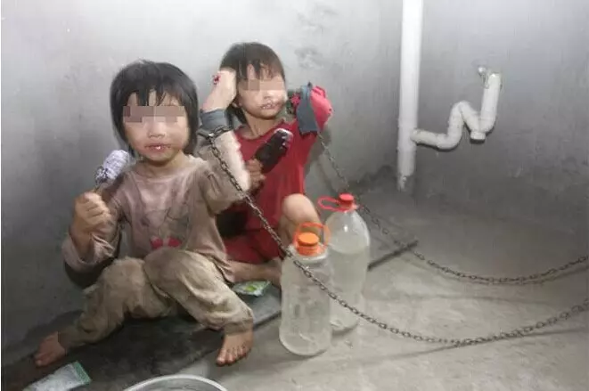 如果你看到年幼的我們在路邊流浪和乞討,請不要給我們錢,而是用手機「把我們拍下來」…