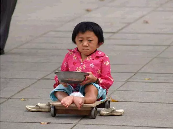 如果你看到年幼的我們在路邊流浪和乞討,請不要給我們錢,而是用手機「把我們拍下來」…