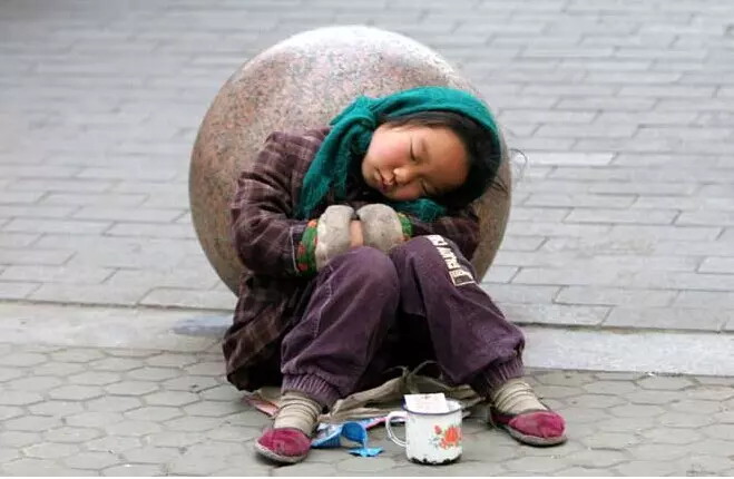 如果你看到年幼的我們在路邊流浪和乞討,請不要給我們錢,而是用手機「把我們拍下來」…