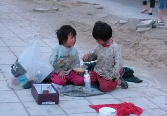 如果你看到年幼的我們在路邊流浪和乞討,請不要給我們錢,而是用手機「把我們拍下來」…